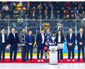 Bild: Werner Moller
Vor dem letzten Hauptrunden-Heimspiel wurden die Blue Devils von Vertretern des Deutschen Eishockey-Bundes (DEB) als Meister der Oberliga Süd geehrt: Von links: Franz Vodermeier (Geschäftsführer Blue-Devils-Spielbetriebs-GmbH), Thomas Siller (Vorsitzender 1. EV Weiden), Stephan Oetzinger (Landtagsabgeordneter), Jens Meyer (Oberbürgermeister der Stadt Weiden), Claus Gröbner (DEB-Generalsekretär), Kapitän Dennis Thielsch, Sabrina Melischko (Angestellte in der Geschäftsstelle der Blue Devils), Nicholas Rausch (stellvertretender DEB-Generalssekretär) und Jürgen Rumrich (Sportlicher Leiter der Blue Devils).
