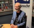 Bild: Susanne Schwab
Mit seinem Buch "Aenne und ihre Brüder" war Reinhold Beckmann auf Einladung der Buchhandlung Rupprecht in Amberg zu Gast. Am Ende der Lesung war Reinhold Beckmann gerne bereit, die Bücher seiner Zuhörer zu signieren, sich gemeinsam fotografieren zu lassen und auch das eine oder andere persönliche Wort zu wechseln.