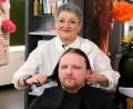 Bild: Peter Ringeisen
Auch an ihrem Ehrentag trat Marie-Luise Brunner als Friseurin in Aktion – in erster Linie der Bilder wegen und um dabei interviewt zu werden.