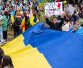 Bild: Peter Kneffel/Deutsche Presse-Agentur GmbH/dpa/Archivbild
Frauen, Männer und Kinder nehmen mit Fahnen und Transparenten an einer spontanen Kundgebung vor der bayerischen Staatskanzlei angesichts der Lage in der Ukraine teil.