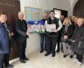 Bild: Pfarramt Tirschenreuth/exb
Bischof Rudolf Voderholzer (Zweiter von links) empfing die Tirschenreuther Krippenfreunde in Regensburg. Kaplan Roman Rodriguez (Sechster von rechts) überreichte dem Gastgeber eine Papierkrippe, die er im Advent mit den Kommunionkindern gebaut hatte. Rechts Vorsitzende Marianne Stangl.