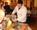 Archivbild: do
Omas Wurstschneidmaschine kommt zum Einsatz, um beim Bayerischen Abend den Räucherschinken hauchdünn zu schneiden.
