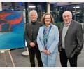 Bild: gmü
Von links: Künstler Arlan Birner, Christine Schmid, Organisatorin der Firma BHS und Jakob Reitz, langjähriger Begleiter des Künstlers bei der Vernissage in der Firma BHS in Weiherhammer.