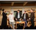 Bild: bey
Pfarrer Heizinger (Michael Simmerl), die "drei Dorfheiligen" Bäckermeister Peter Söllbeck (Richard Beer), Bürgermeister Simon Hilgermoser (Erwin Bösl), Wagnermeister Quirin Riedlechner (Edwin Funk, von links) und Lehrer Martin Furtner (Peter Bäumler) besprechen das weitere Vorgehen mit den ominösen Briefen der "schwarzen Resi".