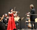 Bild: kki
Solistin Alissa Margulis und Dirigent Heike Mathias Förster verstehen sich blendend, was sich deutlich in der Musik wiederspiegelt.