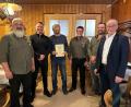 Bild: Andreas Teich/FV Rieden
Beim Fischereiverein gab es Ehrungen und Neubesetzungen (von links): Vorsitzender Robert Scherer, Gewässerwart Tobias Diepold, der Geehrte Gerald Dobler, Jugendwart Dieter Teich, Zweiter Vorsitzender Thomas Wischniowski und Bürgermeister Erwin Geitner