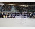 Bild: Christian Kaminsky
Am Freitag erhielten die Blue Devils den Pokal und die Medaillen für die Hauptrunden-Meisterschaft in der Oberliga Süd. Nach dem Match gegen Höchstadt (9:3) wurden die Weidener von den Fans gefeiert. Das letzte Spiel vor dem Play-off-Start gewannen die Blue Devils am Sonntag in Passau mit 11:4.