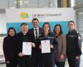 Bild: Andrea Haas/exb
Viktoria Schmalhofer (Landratsamt Schwandorf), Dekan Michael Hirmer, Landrat Thomas Ebeling, Birgit Hönning, Jana Insprucker (Landratsamt Schwandorf) und Torsten Färber (von links) bei der Übergabe der Urkunden.