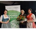 Bild: jua
Landesbäuerin Christine Singer (links) - hier zusammen mit Kreisbäuerin Sabine Schindler (rechts) und deren Stellvertreterin Manuela Pronath (Mitte) - betont den Stellenwert der Landfrauen.