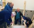 Bild: soj/exb
Hubert Becher (von links) und Rudi Rubenbauer von der Kirchenverwaltung sowie Josef Söllner und Kirchenpfleger Stefan Kausler halfen beim Aufbau von neuen Regalen im sogenannten Kinderwagenraum.