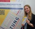 Bild: gsp
Sabrina Liermann mit der Broschüre „Soziale Beratungsstellen“ für die Stadt Amberg und den Landkreis Amberg-Sulzbach.