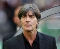 Bild: Alex Grimm/Getty Images Europe/Pool/dpa/Archivbild
Joachim Löw steht vor einem Spiel im Olympiastadion.
