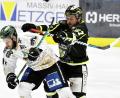 Bild: Hubert Ziegler
Daniel Krieger (rechts) vom ERSC Amberg gerät in dieser Szene mit einem Erdinger Gegenspieler aneinander.