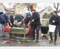 Bild: mad
Der Geldbeutel wird im Fasching arg strapaziert. Auf dem Seebarner Dorfplatz werden sie nach alter Tradition gewaschen.