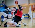 Bild: Guenter Uschold
Die Handballer der HSG Weiden (blaue Trikots) erkämpften sich beim HV Oberviechtach ein 23:23.