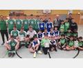 Bild: gel
Die ersten drei Titelträger der Schulfußball-Stadtmeisterschaften holten sich (von links) in der Altersklasse I das GMG (grün) mit Matthias Harbauer, in der AK-IV der weiterführenden Schulen die Schönwerth-Realschule (blau) und für die Mittelschulen die Dreifaltigkeits-Mittelschule (grün/schwarz) mit Philipp Keilholz; mit auf dem Bild Schiri Adolf Binner in schwarz/weiß.