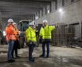 Bild: Lukas Pokorny/exb
Projektleiter Felix Schmidt-Stein erläutert Staatssekretär Tobias Gotthardt den Bau des Batterie-Testzentrums im Werk Wackersdorf.