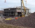Bild: Houschka
Am neuen Wirtschaftsgebäude des Fensterbacher Bauhofs haben nach der Winterpause die Arbeiten wieder begonnen. "Der Dachstuhl wird demnächst aufgesetzt und auch die Fenster kommen hinzu", berichtete Bürgermeister Christian Ziegler bei einer Gemeinderatssitzung.