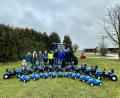 Bild: Stefanie Gradl
Kinderfahrzeuge werden im Beisein von (von rechts) Bürgermeister Hans-Martin Schertl, Johannes Näher, Lukas Stauber, Hans Näger, Monika Mrosek, Agnes Strobl, Monika Ertl und Helena Näger übergeben.