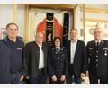 Bild: gm
Die Verantwortlichen von Wehr und Gemeinde, die sich zusammen mit dem neuen, zuständigen Kreisbrandrat Christof Strobl (rechts) des Landkreises Amberg - Sulzbach der Öffentlichkeit zeigen. Von links: Georg Straller als Vorsitzender des FW-Vereins, 2. Bürgermeister Johann Vornlocher, Kommandantin Conny Bäuml und Bürgermeister Erich Meidinger.