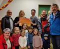 Bild: Kita St. Nikolaus Theuern/exb
Der Musikverein Haselmühl-Kümmersbruck überreicht eine Spende an die Kita St. Nikolaus in Theuern (die Erwachsenen von links): Lisa Hartinger (Zweite Vorsitzende vom Musikverein), Karl-Heinz Büttner (Erster Vorsitzender vom Musikverein), Claudia Reinisch (Leiterin der Kita Theuern), Sandra Vogl (Erzieherin), Elena Formato-Beier (Schriftführerin vom Musikverein), Thomas Pronath (Kassierer vom Musikverein).