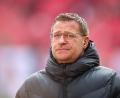 Bild: Jan Woitas/dpa/Archivbild
Max Eberl, Leipzigs Sportdirektor, steht vor dem Spiel ins Stadion während Gladbachs Fans Schmähgesänge gegen ihn anstimmen.