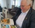 Bild: szl
Peter Gold blättert im Buch zur Olympiade 1972 in München. Die Spiele erlebte er als Jugendlicher hautnah mit. Heuer erfüllt er sich einen Wunsch und ist bei den Olympischen Spielen in Paris mit dabei. Der ehemalige Leichtathlet hat Tickets für den Zehnkampf-Wettbewerb.