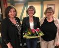 Bild: Daniela Dehling/exb 
Ehrung für langjährige Mitgliedschaft bei der Freihunga Theatergrupp'm (von links): Zweite Vorsitzende Karin Schulz, Erika Urban und Erste Vorsitzende Heidi Wisneth.