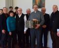 Bild: Kunz
Die Seelsorgegemeinschaft Herz Jesu und St. Johannes verabschiedet Pfarrvikar Achim Dittrich (Vierter von rechts). Er verlässt die Oberpfalz in Richtung Speyer.