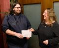 Bild: do
Nach geheimer Abstimmung der Versammlungsteilnehmer überreicht GSG-Vorsitzende Petra Danzer an Pfarrer Johannes Bosco die Vereinsspende von 1000 Euro für den Pfarrheim-Neubau.