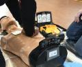Bild: Petra Hartl
Hier wird gezeigt, wie der Defibrillator funktioniert. Laien können dabei nichts falsch machen