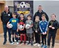Bild: Katja Neupert/exb
Siegerehrung bei den E2-Junioren im Beisein von Hauptsponsor Stefan Legat (hinten, rechts) und Turnierleiter Joachim Herbrecher von der DJK Neustadt (hinten ,links). Stolz präsentieren die Spielführer der drei Erstplatzierten Ball und Medaille.