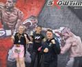 Bild: Kickboxclub Amberg/exb
Trainer Erich Aul mit seinen erfolgreichen Kickboxerinnen.