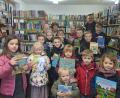 Bild: gis/exb
Ella Schulz (erste Reihe, links), Noah Kuhbandner (zweite Reihe, rechts) und Emily Will (erste Reihe, Zweite von links) sowie weitere eifrige Leserinnen und Leser mit Bücherstadl-Leiterin Selma Markhof und Pfarrer Ferdinand Weinberger.