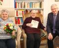 Bild: Jochen Neumann/exb
Marga und Werner Rose sind seit 65 Jahren miteinander verheiratet. Die Glückwünsche überbrachte Bürgermeister Johannes Reger (rechts).