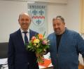Bild: tra
Bürgermeister Hans Ram (links) gratuliert dem neuen Ensdorfer Gemeinderatsmitglied Bernhard Graf.
