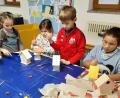 Bild: Toni Rauch/exb
Beim ökumenischen Kinderbibeltag wurden auch Nistkästen bemalt.