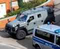 Bild: Sina Schuldt/dpa
Ein gepanzertes Fahrzeug der Polizei verlässt den Hof des Amtsgerichts in Verden. Zielfahnder des LKA Niedersachsen haben am Montagnachmittag mutmaßlich die frühere RAF-Terroristin Daniela Klette festgenommen.