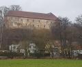 Bild: gi
Der jahrzehntealte Baumwildwuchs rund um das Schloss Burgtreswitz ist nun beseitigt. Das Schloss hat wieder Licht und durch die Sonneneinwirkung können die Mauern trocknen.