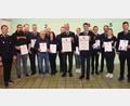 Bild: bö
Die Feuerwehr Ransbach ernennt Georg Inzelsperger und Alfred Steindl (vordere Reihe, Dritter und Vierter von rechts) zu Ehrenmitgliedern. Auch Beförderungen und die Ehrung langjähriger Mitglieder steht auf dem Programm .Ihnen allen gratulieren Vorsitzender Christoph Finn (links), Bürgermeister Florian Junkes (Dritter von links) und Kommandant Andreas Bruckmüller (Achter von links).