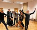 Bild: Modernes Theater Tirschenreuth/exb
Die Akteure der Jugendgruppe des MTT sind hochmotiviert und proben seit Wochen für das Stück „Der Traumzauberbaum“. Im Bild (von links) Ferdinand Vogl, Maximilian Kraus, Nico Fenzl (unten), David Schmidt, Magdalena Rubner, Lilly Birkner, Alexandra Markowski und Amelie Wernick.