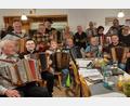 Bild: HAK Kemnath/exb
Zünftig ging es wieder zu beim Wirtshaussingen des HAK in Kötzersdorf mit den Musikanten aus der Region.