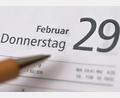 Symbolbild: Bernd Weißbrod /dpa
Alle vier Jahre gibt es ihn, den 29. Februar. Geburtstagkinder können sich den Tag nicht aussuchen. Was bewegt Paare dazu, an diesem Tag zu heiraten?