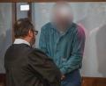 Bild: Daniel Vogl/dpa
Der Rechtsanwalt des Angeklagten bespricht sich mit seinem Mandanten.
