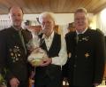 Bild:  W. Wendl/exb
Reinhold Brandl mit Gauschützenmeister Werner Wendl (links) und Gau-Ehrenschützenmeister Wolfgang Moll (rechts).