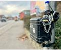 Bild: Gabi Schönberger
Mit Schlössern und einer Kette gesichert: Dieses Messgerät der Verkehrszählung in Altenstadt/WN ist eines von mehreren Instrumenten, die den Verkehrsfluss in der Gemeinde erfassen und speichern.
