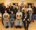 Bild: bjo
Seine neuen Würdenträger kürt der Schützenverein Winbuch. Schützenmeister Jonathan Kaiser (mittlere Reihe, links) gratuliert besonders Schützenliesl Christine Respondek (vorn, Zweite von rechts) und Schützenkönig Tobias Koller (vorn rechts).