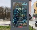 Bild: Andreas Ascherl
Ja ist denn schon wieder Weihnachten? So sieht am 28. Februar die Info-Stele in der Bahnhofstraße aus.