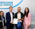 Bild: Philipp Schmatloch/BFV
Ein U30-Fußballheld von 2024 (von links): BFV-Vizepräsidentin Inge Pirner, Philipp Engl (U30-Mitglied Bezirksausschuss Oberpfalz), Fabian Bäumler (Kreissieger Amberg/Weiden, SC Schwarzenbach 1970), Selina Vollmar (U30-Mitglied im Verbandsvorstand).