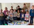Bild: Grundschule Pechbrunn/exb
Einige Kinder der Kombiklassen 1/2 und 3/4 und Elternbeiratsmitglied Katrin Koller mit den neuen Büchern für die Schulbücherei.